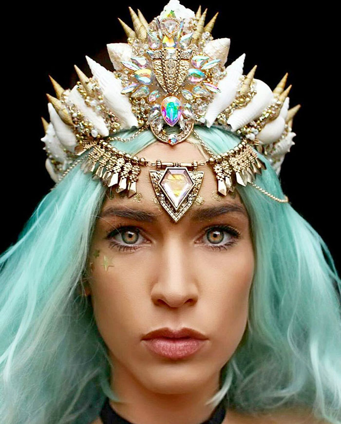 Chelsea Shiels, uma florista de 27 anos que mora em Melbourne, faz coroas que são dignas de sereias