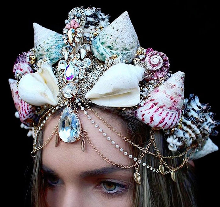Chelsea Shiels, uma florista de 27 anos que mora em Melbourne, faz coroas que são dignas de sereias