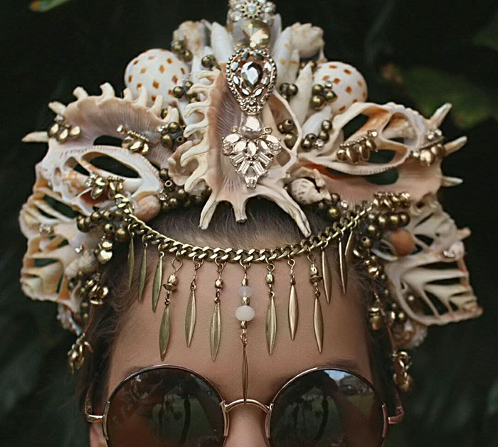 Chelsea Shiels, uma florista de 27 anos que mora em Melbourne, faz coroas que são dignas de sereias