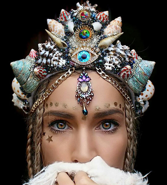 Chelsea Shiels, uma florista de 27 anos que mora em Melbourne, faz coroas que são dignas de sereias
