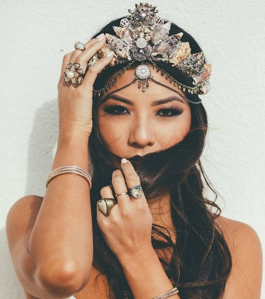 Chelsea Shiels, uma florista de 27 anos que mora em Melbourne, faz coroas que são dignas de sereias