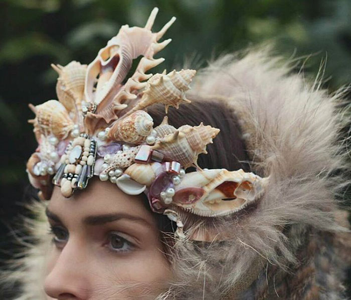 Chelsea Shiels, uma florista de 27 anos que mora em Melbourne, faz coroas que são dignas de sereias