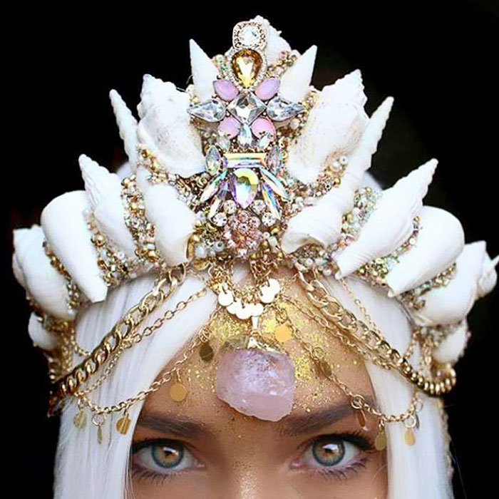 Chelsea Shiels, uma florista de 27 anos que mora em Melbourne, faz coroas que são dignas de sereias