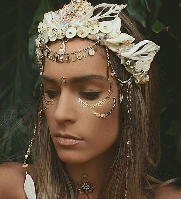 Chelsea Shiels, uma florista de 27 anos que mora em Melbourne, faz coroas que são dignas de sereias