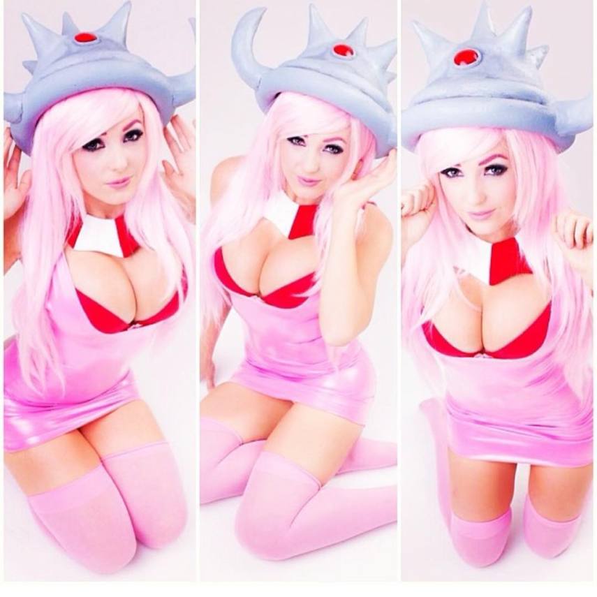 Jessica Nigri é uma das cosplayers mais famosas do Instagram. Sendo uma das modelos mais requisitadas de feiras e convenções geek, ela também está na onda do Pokémon GO, jogo que tem deixado o mundo inteiro louco - menos o Brasil, onde até agora não foi lançado oficialmente.  A cosplayer tem dezenas de fantasias de super-heróis e animes, mas chama a atenção mesmo quando faz suas versões dos Pokémons e também do treinador Ash Ketchum.