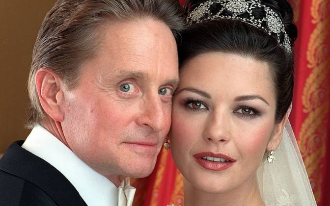 Catherine Zeta-Jones and Michael Douglas se casaram em 2000. Sean Connery, Jack Nicholson e Michael Caine foram alguns dos nomes convidados. Os convites tinham tinta invisível e hologramas. A cerimônia aconteceu no New York Plaza Hotel. Catherine usou um vestido de Christian Lacroix e uma tiara de diamantes