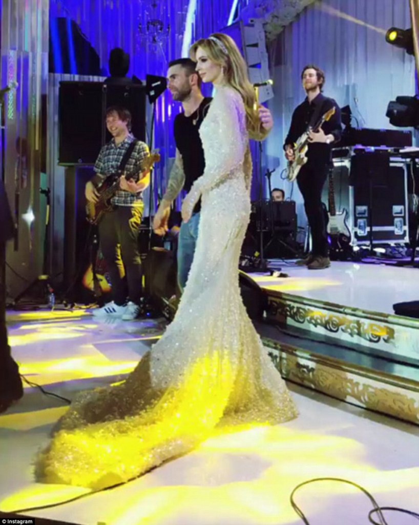 O casamento do filho de um biolionário armênio custou cerca US$ 2 milhões e contou com um show da banda Maroon 5. A noiva usou três vestidos diferentes e usava joias que custavam cerca de R$ 667 mil