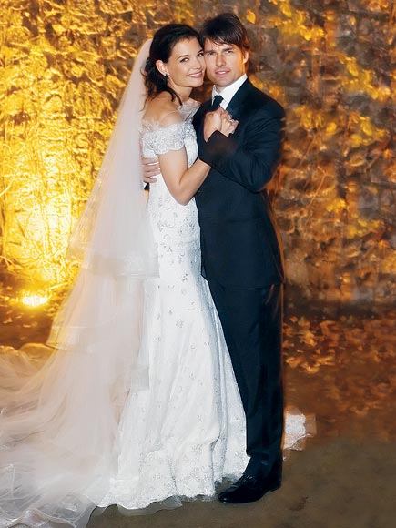 Tom Cruise and Katie Holmes se casaram em 2006 em um castelo na Itália, com direito a performance de Andrea Bocelli. Kate usou um vestido de seda do estilista Giorgio Armani. Na lista de convidados, famosos como Jennifer Lopez, Will Smith, Jada Pinkett Smith, David e Victoria Beckham. O preço total teria sido US$ 2 milhões