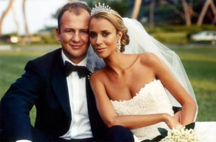 Em 2005, a ex-miss sérvia Aleksandra Kokotovic e o empresário Andrey Melnichenko em uma cerimônia grandiosa que teria custado US$ 30 milhões