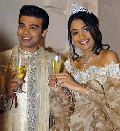 Os indianos Vanisha Mittal, filha do proprietário da Arcelor Mittal, com Amit Bhatia, banqueiro, se casaram com a cerimônia mais extravagante que poderiam ter, que teria custado US$ 78 milhões.   Eles se casaram em 2004 e foram fretados jatos para os mil convidados para Paris. Todos os convidados ficaram em hóteis cinco estrelas. No final da festa, que durou 6 dias, foi finalizado com fogos na Torre Eiffel