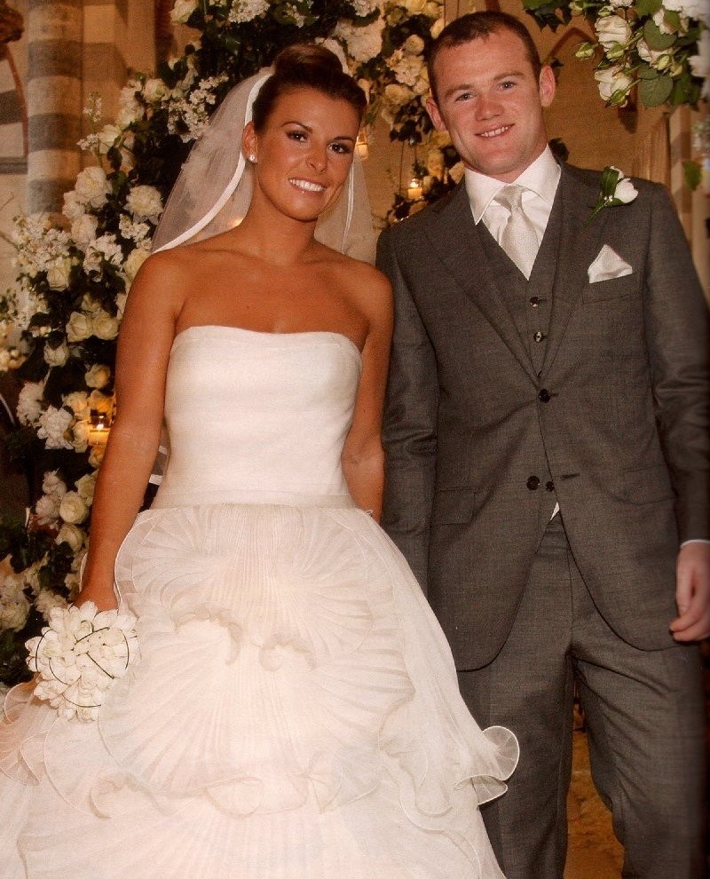 Wayne Rooney e Coleen McLoughlin se casaram em 2008. O casamento foi dividido em duas etapas. A parte religiosa teve apenas 8 convidados. A segundo foi uma festa na Riviera Francesa, em uma villa que pertenceu a Luis XVI. O preço total de tudo: US$ 8 milhões