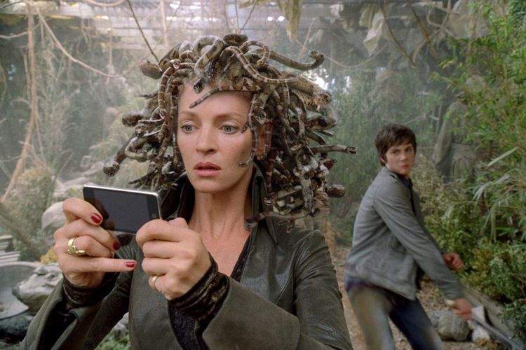  Nos bastidores de Percy Jackson e o Ladrão de Raios, Uma Thurman decidiu fazer um lanchinho, em um dos morros do set. Distraída, ela não viu que uma van desgovernada descia em sua direção. Pierce Brosnan, que também estava no elenco, tentou gritar, mas nada dela escutar. Eis que o ator decidiu correr atrás do veículo, entrar nele e puxar o freio de mão. Sorte de Uma Thurman!