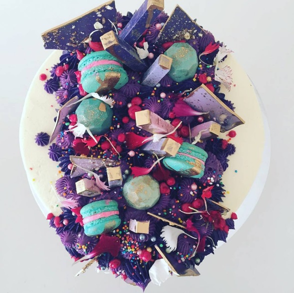 O Instagram @unbirthday é cheio de bolos coloridos que parecem apenas deliciosos. Para quem mora em Sydney, na Austrália, é possível experimentar!