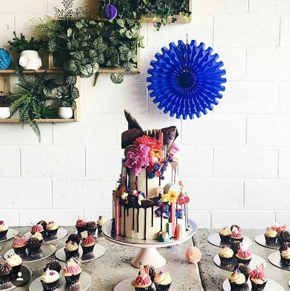 O Instagram @unbirthday é cheio de bolos coloridos que parecem apenas deliciosos. Para quem mora em Sydney, na Austrália, é possível experimentar!