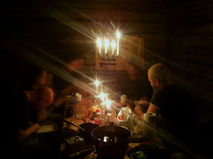 Um grupo de amigos decidiu construir uma vila medieval para jogar LARPS