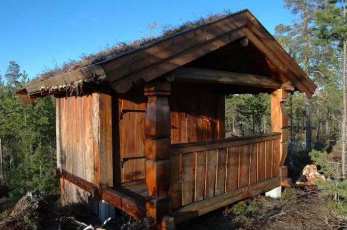 Um grupo de amigos decidiu construir uma vila medieval para jogar LARPS