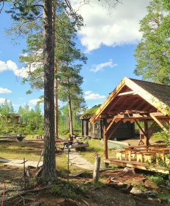 Um grupo de amigos decidiu construir uma vila medieval para jogar LARPS
