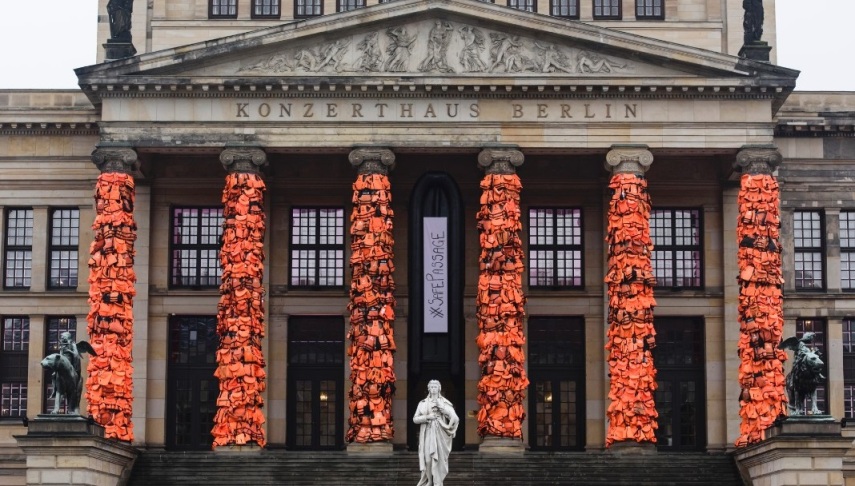 Ai Weiwei at Gendarmenmarkt (2016) - o artista chinês Ai Weiwei cobriu as colunas deste teatro em Berlim, na Alemanha, com 14 mil coletes salva-vidas para marcar a quantidade de imigrantes que tentam cruzar o mar rumo à Europa todos os dias