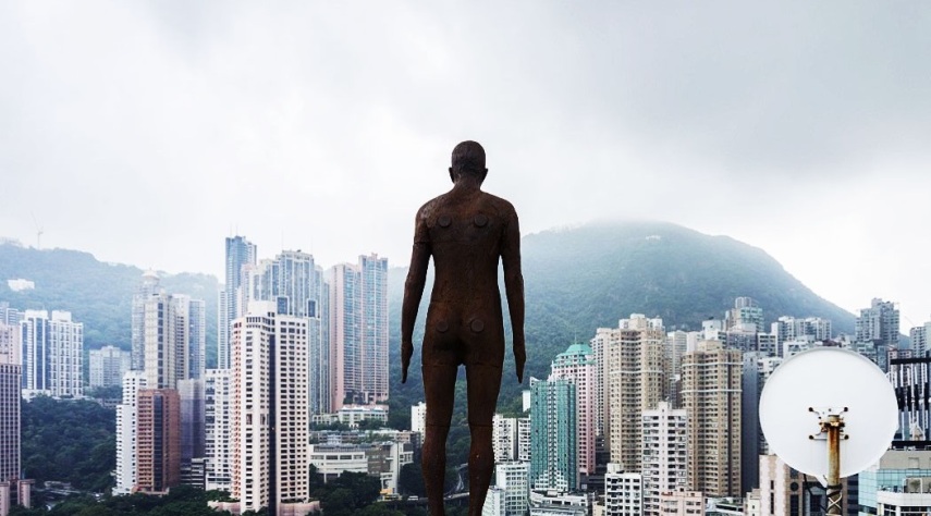 Event Horizon (2015) - obra de Antony Gormley reuniu 31 esculturas de homens pelados por um quilômetro no coração de Hong Kong