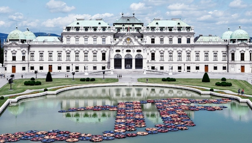 F Lotus (2016) - O artista Weiwei cria outra obra para marcar a crise migratória e, na Aústria, coloca mil coletes salva-vidas neste desenho