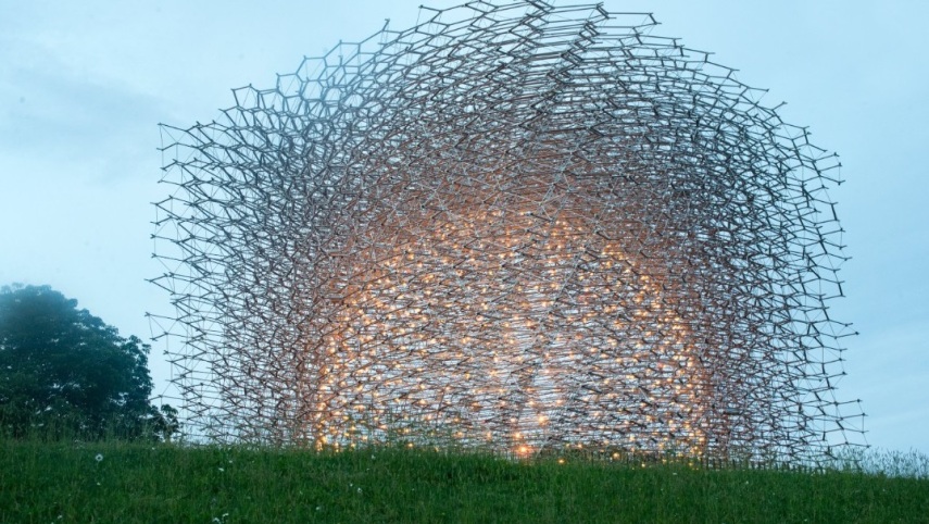 The Hive (2016) - Wolfgang Buttress construiu esta instação de luz e som que é controlada por abelhas e ficou exposta em Milão, na Itália