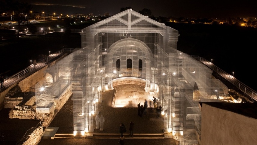 Basilica di siponto (2015) - esta obra de Edoardo Tresoldi parece uma casa fantasma e esta é a intenção: ele reconstrui a parte derrubada de uma basílica na Itália usando ferro e malha branca