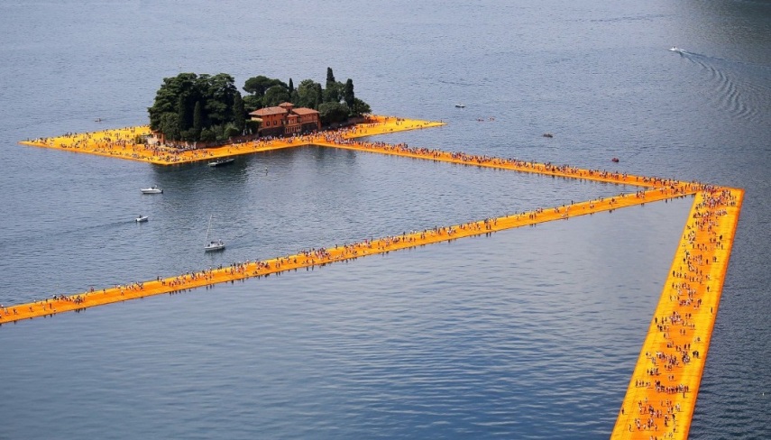 The Floating Piers (2016) - obra de Christo Vladimirov Javacheff usou 200 mil blocos flutuantes para construir esta passarela gigante no Lago Iseo, na Itália