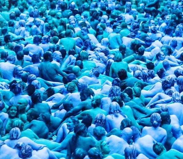 Mais de 3 mil moradores da cidade britânica de Hull toparam o desafio de tirar a roupa, pintar o corpo de azul e posar para as lentes do fotógrafo americano Spencer Tunick, especialista em clicar multidões nuas. 