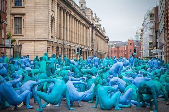 Mais de 3 mil moradores da cidade britânica de Hull toparam o desafio de tirar a roupa, pintar o corpo de azul e posar para as lentes do fotógrafo americano Spencer Tunick, especialista em clicar multidões nuas. 