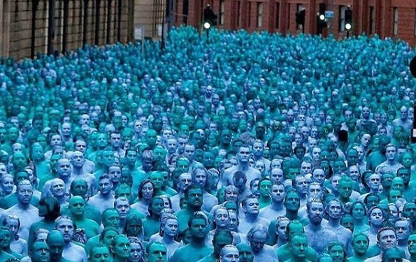 Mais de 3 mil moradores da cidade britânica de Hull toparam o desafio de tirar a roupa, pintar o corpo de azul e posar para as lentes do fotógrafo americano Spencer Tunick, especialista em clicar multidões nuas. 