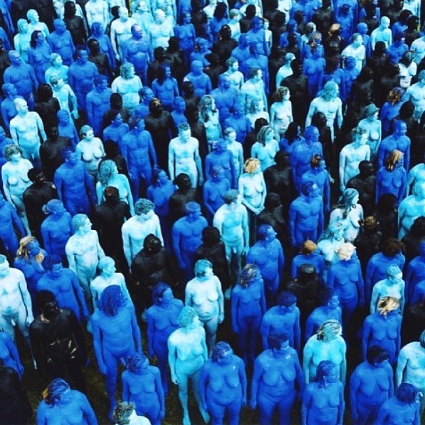 Mais de 3 mil moradores da cidade britânica de Hull toparam o desafio de tirar a roupa, pintar o corpo de azul e posar para as lentes do fotógrafo americano Spencer Tunick, especialista em clicar multidões nuas. 