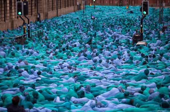 Mais de 3 mil moradores da cidade britânica de Hull toparam o desafio de tirar a roupa, pintar o corpo de azul e posar para as lentes do fotógrafo americano Spencer Tunick, especialista em clicar multidões nuas. 