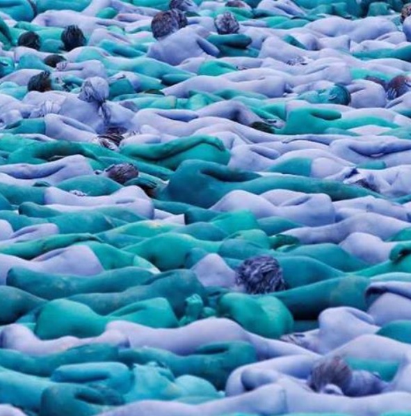 Mais de 3 mil moradores da cidade britânica de Hull toparam o desafio de tirar a roupa, pintar o corpo de azul e posar para as lentes do fotógrafo americano Spencer Tunick, especialista em clicar multidões nuas. 