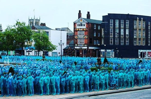 Mais de 3 mil moradores da cidade britânica de Hull toparam o desafio de tirar a roupa, pintar o corpo de azul e posar para as lentes do fotógrafo americano Spencer Tunick, especialista em clicar multidões nuas. 