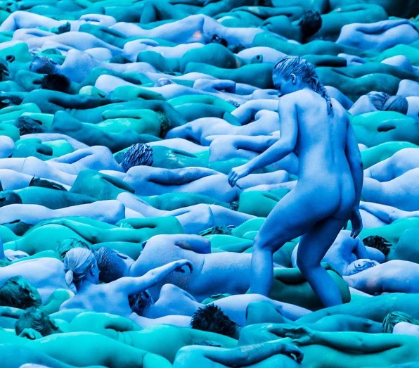 Mais de 3 mil moradores da cidade britânica de Hull toparam o desafio de tirar a roupa, pintar o corpo de azul e posar para as lentes do fotógrafo americano Spencer Tunick, especialista em clicar multidões nuas. 