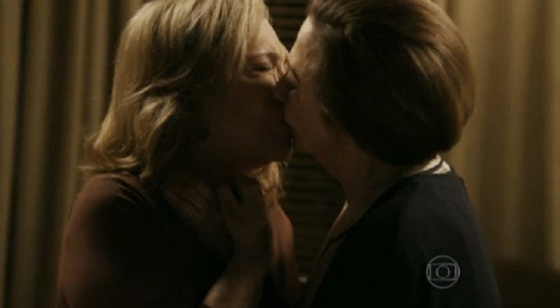O beijo que, para muitos, derrubou as chances de 'Babilônia' emplacar. A novela global exibiu a cena de afeto entre Estela e Teresa e irritou a ala conservadora da sociedade, que achou absurda a ideia de duas mulheres de 86 anos se beijarem na TV. Ainda assim, Gilberto Braga e Ricardo Linhares liberaram a passagem e não se arrependeram