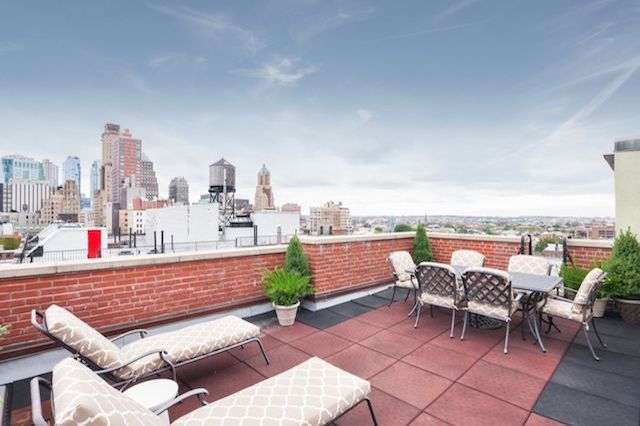 O terraço do apartamento da atriz Alexis Bledel, em Nova York