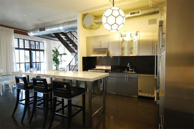A cozinha preta e branca da casa da atriz Charlize Theron, em Hollywood