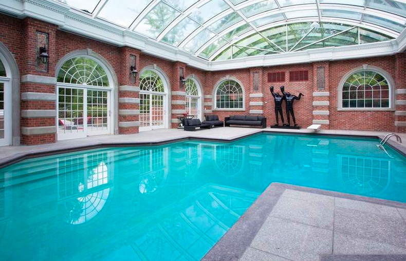 A piscina indoor na mansão da cantora Alicia Keys