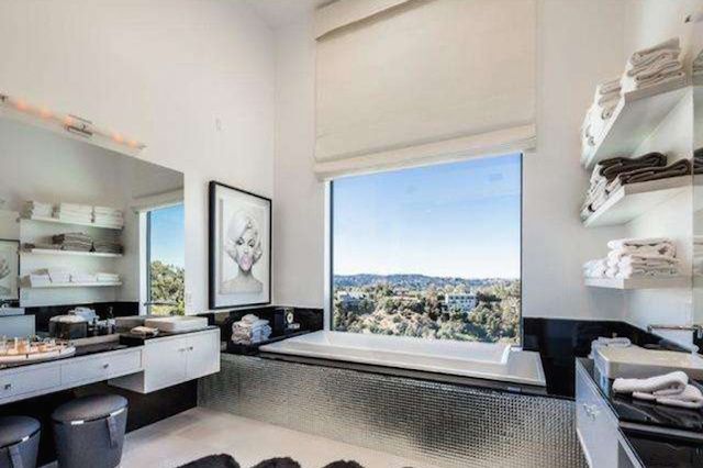 Banheiro da mansão de Chrissy Teigen e John Legend, em Beverly Hills