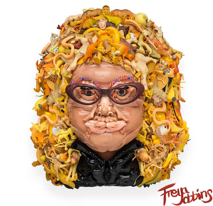 Freya Jobbins aproveita pernas, cabeças e outras partes de bonecas que foram descartadas para criar essas esculturas um pouco... Assustadoras, talvez? Você decide!