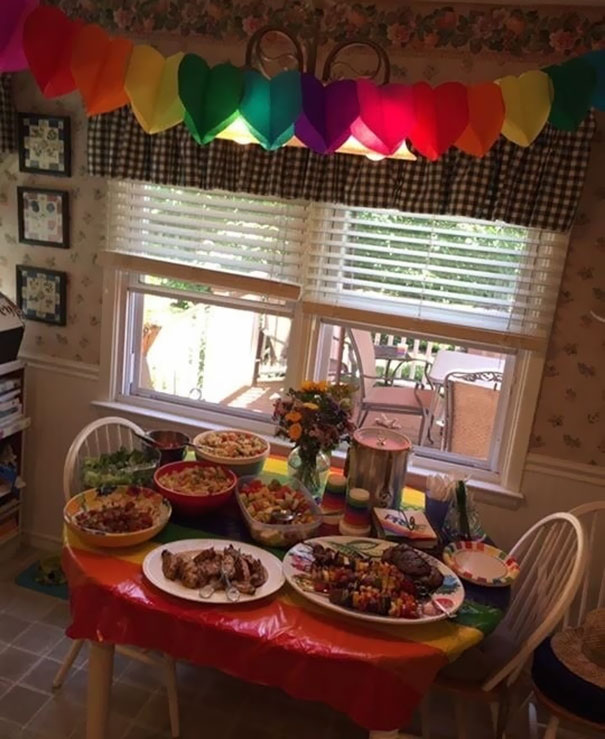 Ao contar para os pais que é homessexual, Kinsey Ratzman recebeu uma resposta linda deles: uma festa surpresa para celebrar o orgulho gay