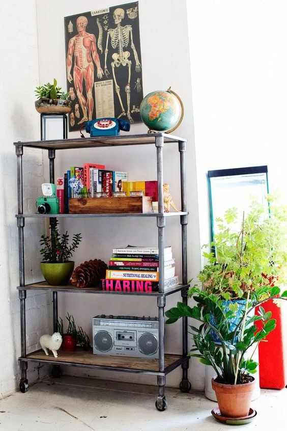 Organizar livros, vasos e qualquer outro item de decoração em estantes é uma maneira prática e delicada de ornamentar as paredes e dar um toque especial no décor.