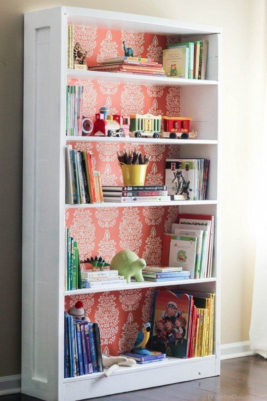 Organizar livros, vasos e qualquer outro item de decoração em estantes é uma maneira prática e delicada de ornamentar as paredes e dar um toque especial no décor.