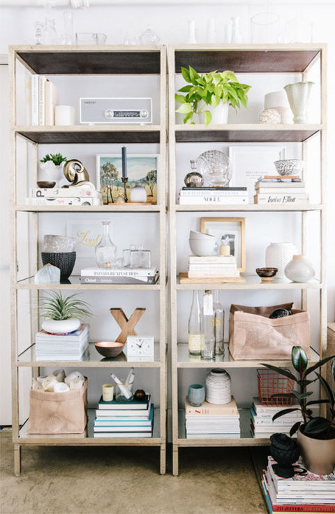 Organizar livros, vasos e qualquer outro item de decoração em estantes é uma maneira prática e delicada de ornamentar as paredes e dar um toque especial no décor.