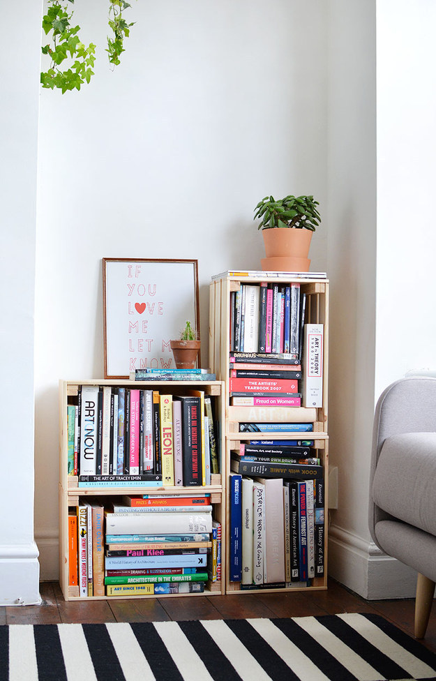 Organizar livros, vasos e qualquer outro item de decoração em estantes é uma maneira prática e delicada de ornamentar as paredes e dar um toque especial no décor.