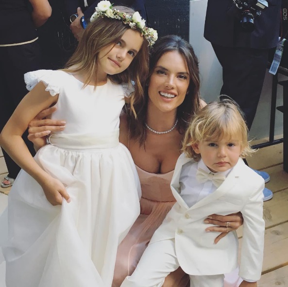A primeira filha da modelo brasileira Alessandra Ambrosio com o americano Jamie Mazur se chama Anja Louise. Apesar de nada comum, é fofo, vai?