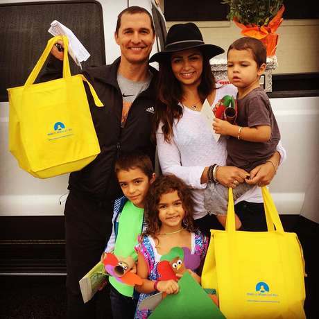 A modelo brasileira Camila Alves tem três filhos com o galã hollywood Matthew McConaughey. Levi e Livingston são os meninos da turma. Enquanto a menina foi batizada de Vida, em português mesmo. Bonito, não?!