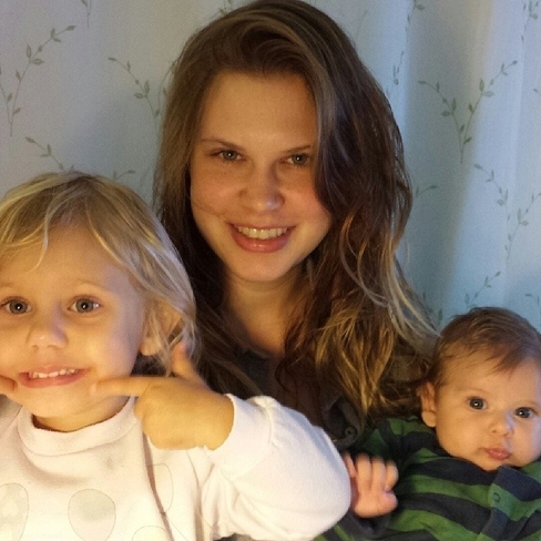 A atriz batizou a filha mais velha de Bruna Luz. O caçula chama-se Theo.