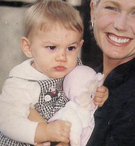 Hoje, Sasha é um nome super comum, mas atire a primeira pedra quem não achou muito diferente quando Xuxa anunciou o nome da filha única há 17 anos.